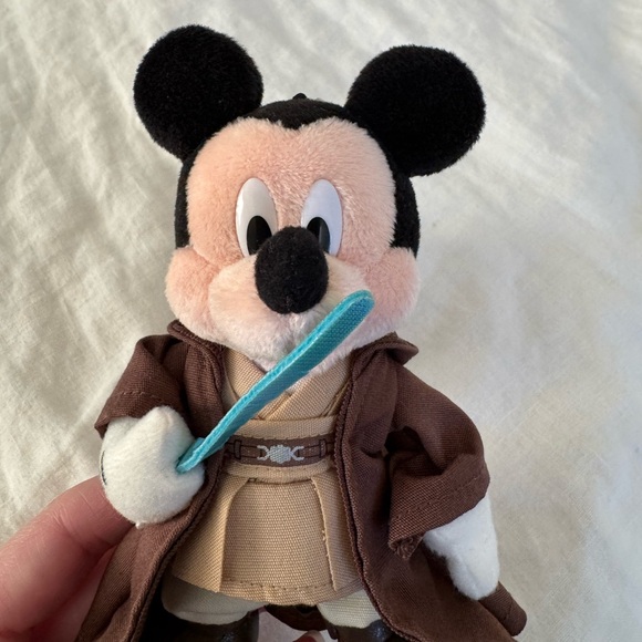 Tokyo Disney Star Wars Jedi Knight Mickey Mouse Key Chain Pin Badge/Bag Charm - Picture 2 of 7